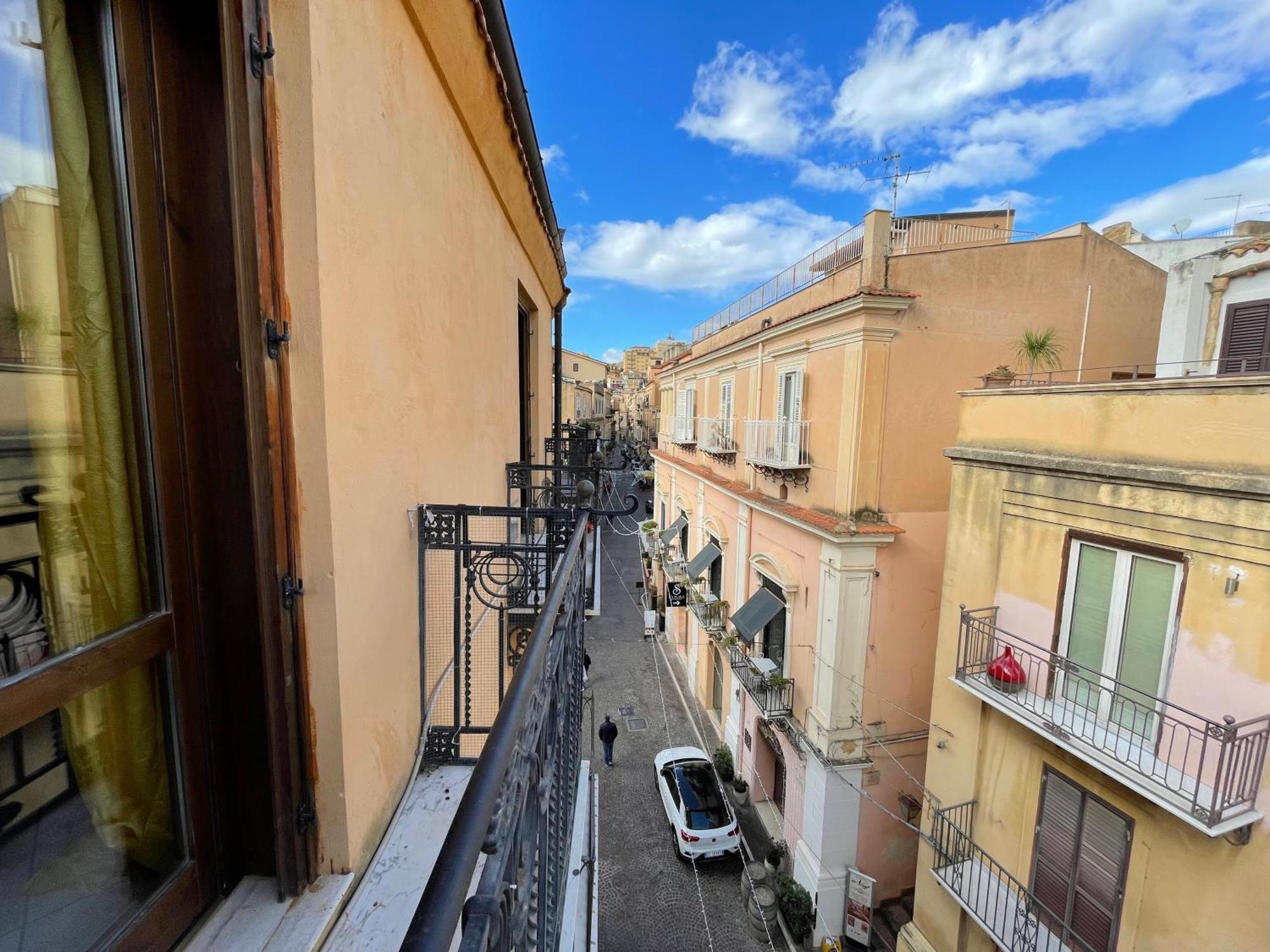 2 Apartments - Akragas Home 1 & 2 On Via Atenea City Center With View Agrigento Eksteriør billede